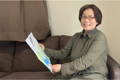 制作中の次回応募予定の作品を手に持つ鈴木さん