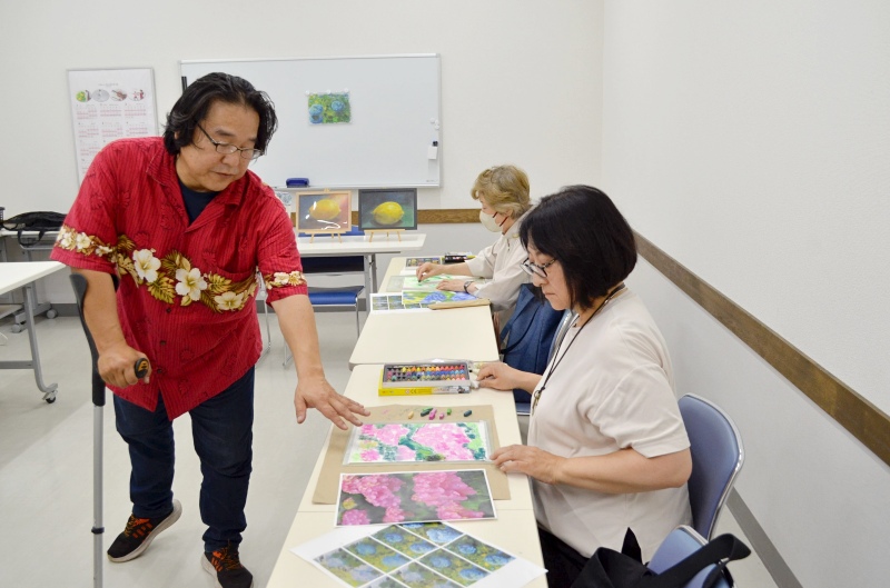 受講者によるグループ展について話している様子