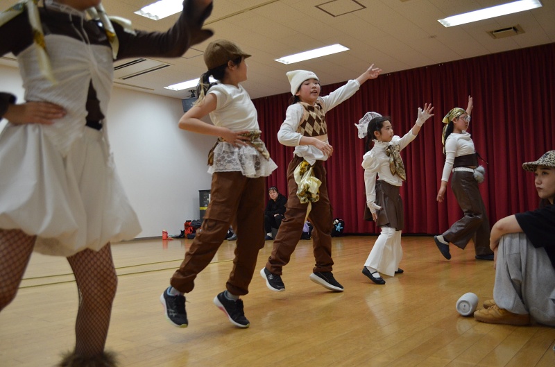 仲間と一緒に踊る「ダブルダッチ」の練習風景